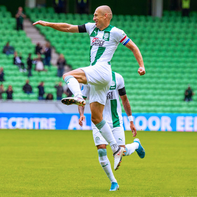 风云突变广州队今夜复出首秀；荷甲版图或变；质疑声仍在；阵容厚度经受考验 